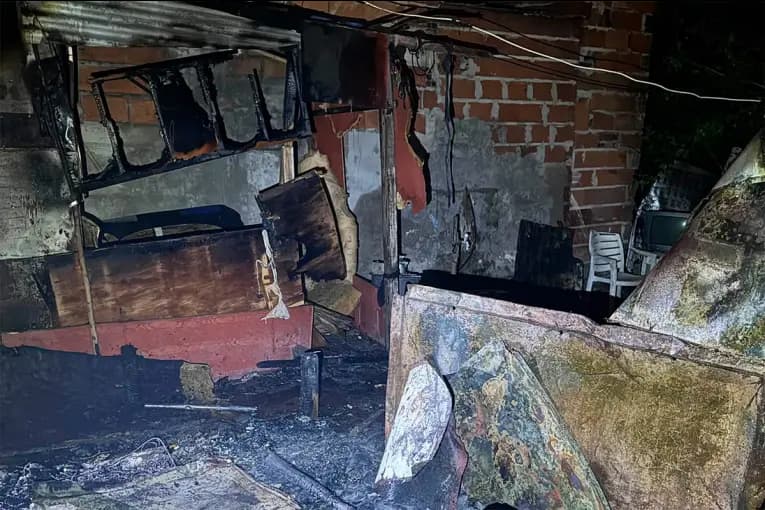 Incendio destruyó tres viviendas en Anacleto Medina Sur y piden ayuda para las familias que perdieron todo - imagen de origen