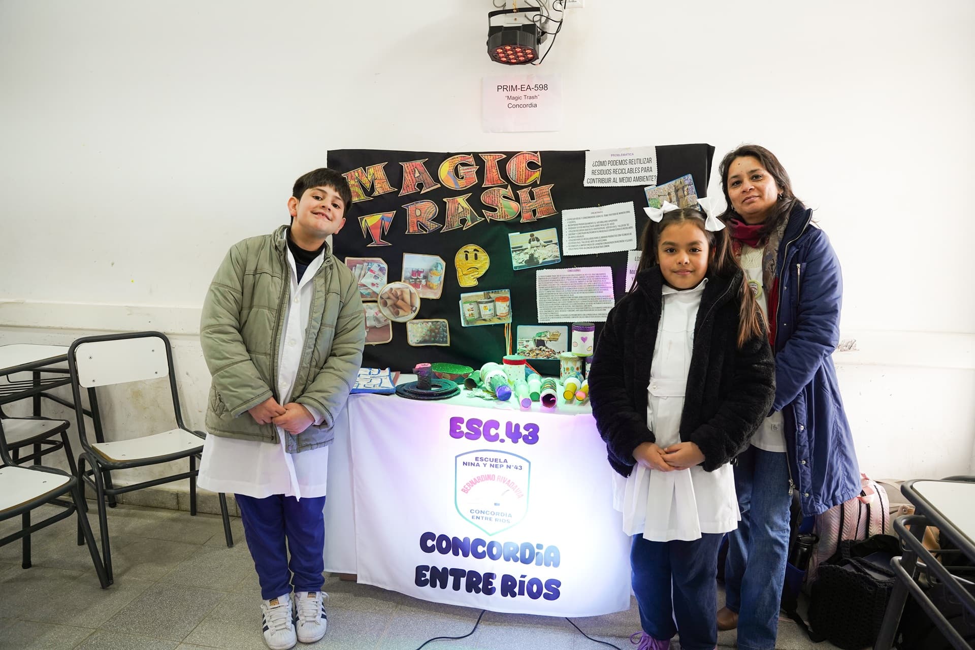 Estudiantes comparten experiencias y conocimientos en la Feria de Educación - imagen de origen