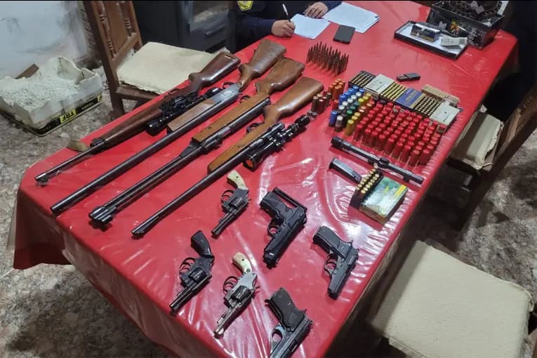 Secuestraron numerosas armas y detuvieron a un hombre tras allanamiento por violencia de género: - imagen de origen