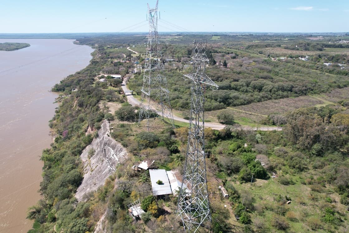 Enersa reemplaza las líneas de alta tensión que cruzan el río Paraná - Dos Florines - imagen de origen