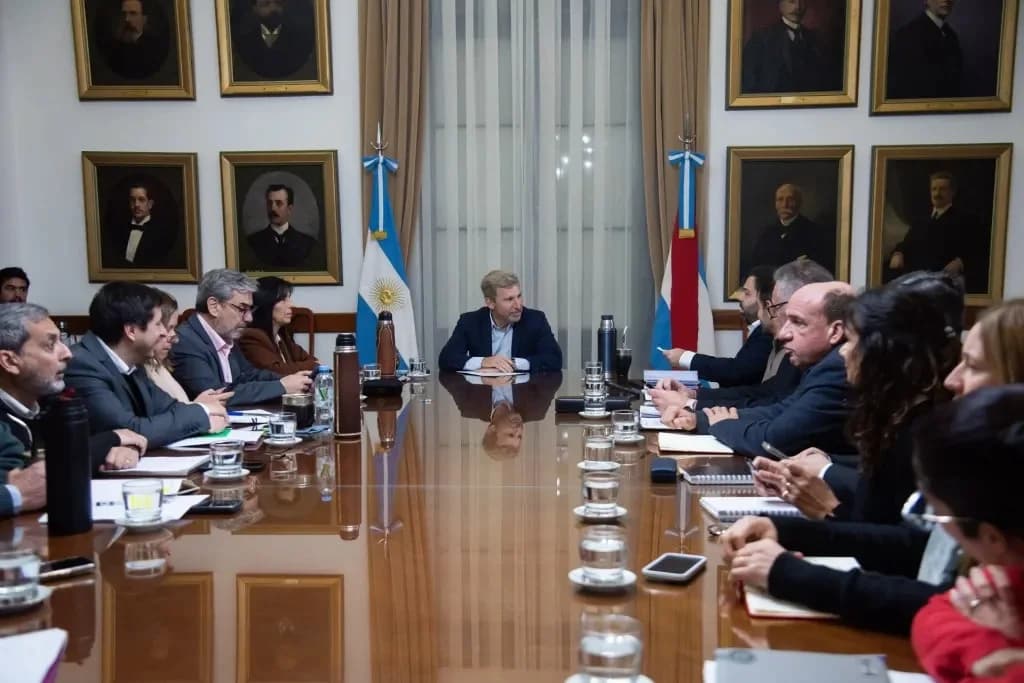 Frigerio y su Gabinete analizaron el avance de obras en la provincia: del Palacio San José al Hospital de Paraná - imagen de origen