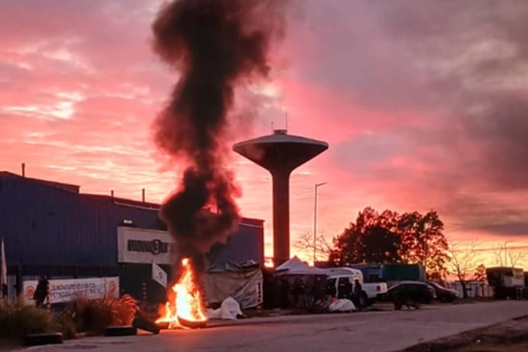 Despidos en Uniónbat: Sigue el conflicto en el ingreso a la planta en el Parque Industrial - imagen de origen