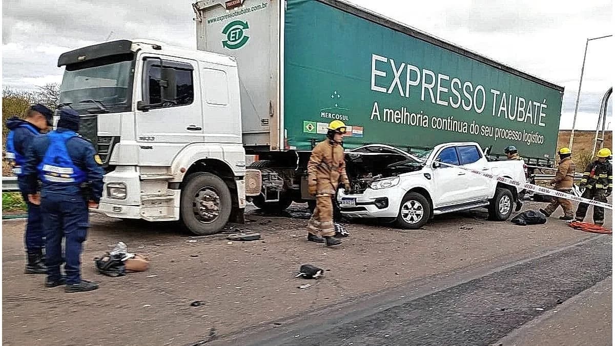Identificaron a las víctimas fatales del choque entre una camioneta y un camión en rutas 14 y 18 - imagen de origen