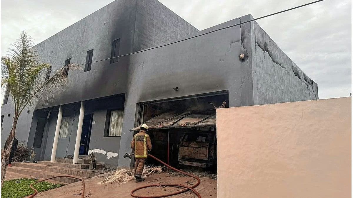 Dos dotaciones de bomberos debieron acudir a un incendio por una posible falla eléctrica de un vehículos.