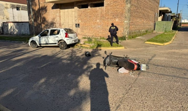 Niño involucrado en choque de moto y auto en Rivadavia y Tabeni - imagen de origen