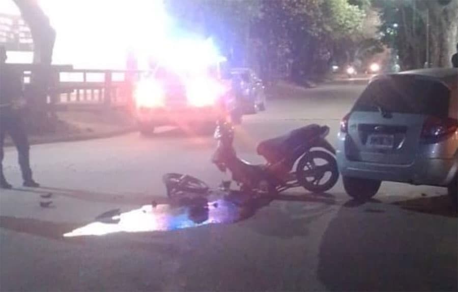Violento accidente en Colón: un motociclista sufrió una fractura tras chocar contra un auto conducido por un joven de 18 años - imagen de origen