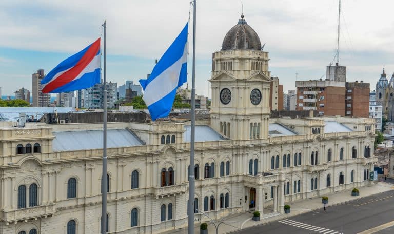 El gobierno provincial convocó a estatales y docentes a mesa paritaria para el próximo lunes - imagen de origen