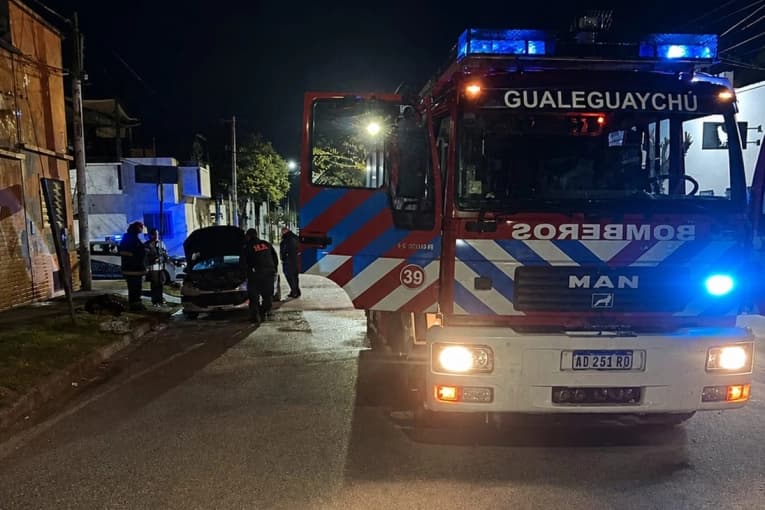 Bomberos Voluntarios sofocaron otro incendio vehicular en la madrugada del domingo - imagen de origen