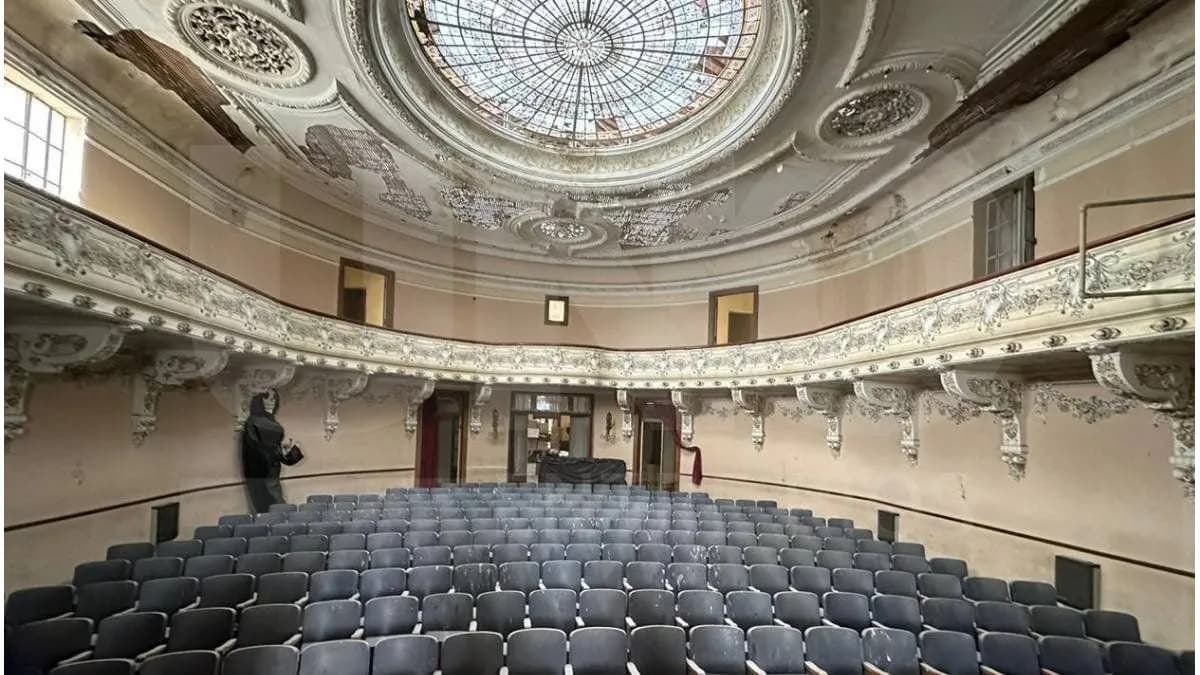 El sueño de reabrir el teatro: la Biblioteca Popular gestiona fondos para restaurar su planta alta - imagen de origen