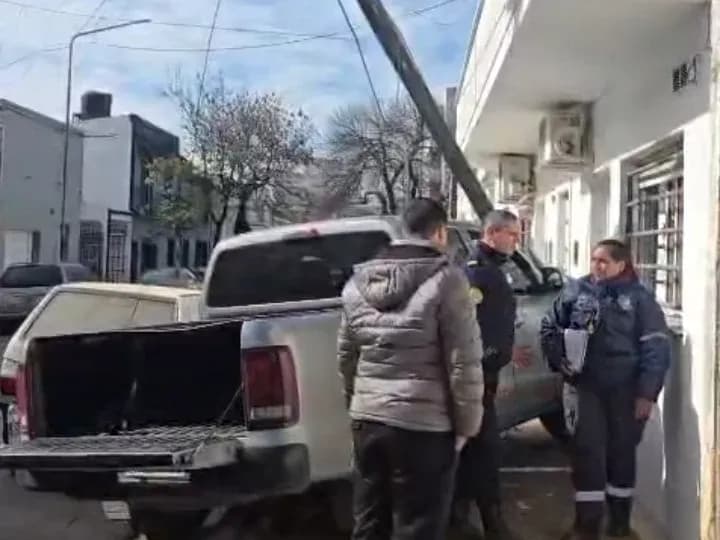 Una camioneta chocó contra un poste y el frente de una casa en el centro de la ciudad - imagen de origen