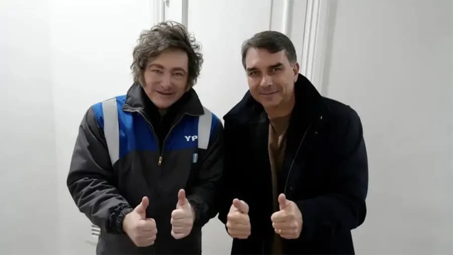 Javier Milei canceló su viaje a la cumbre del Mercosur y recibió a Flávio Bolsonaro | Análisis - imagen de origen