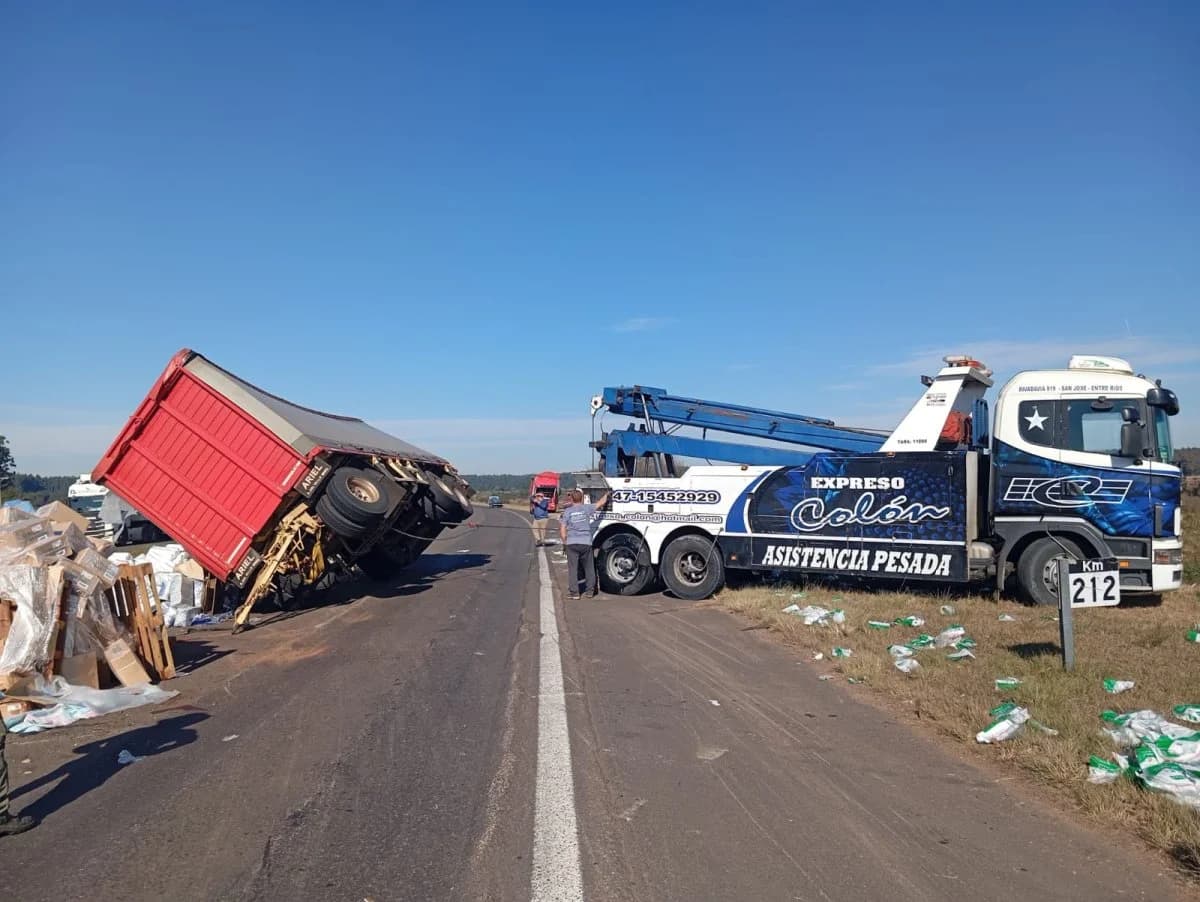 Normalizaron el tránsito en la Autovía 14 tras retirar el camión volcado en Ubajay - imagen de origen