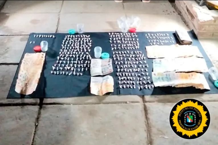 Incautaron 347 dosis de cocaína, marihuana y $1 millón tras un allanamiento en Lomas del Mirador II - imagen de origen