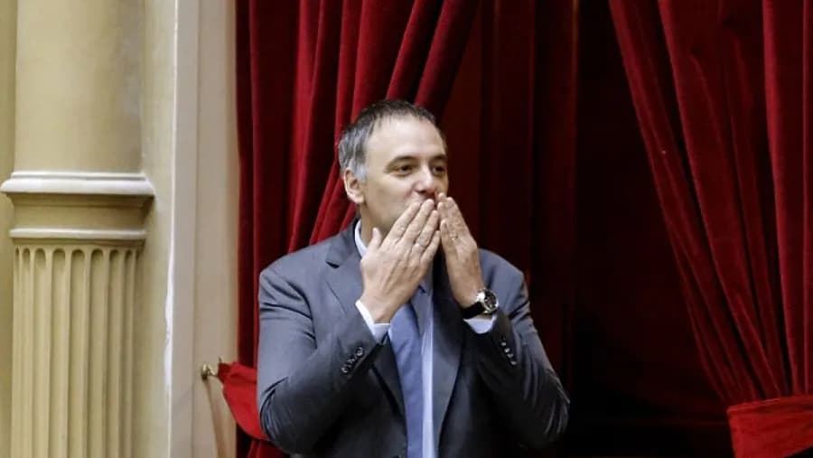 Tras la renuncia, un denunciante pide la detención de Manuel Adorni por posible riesgo de fuga | Análisis - imagen de origen