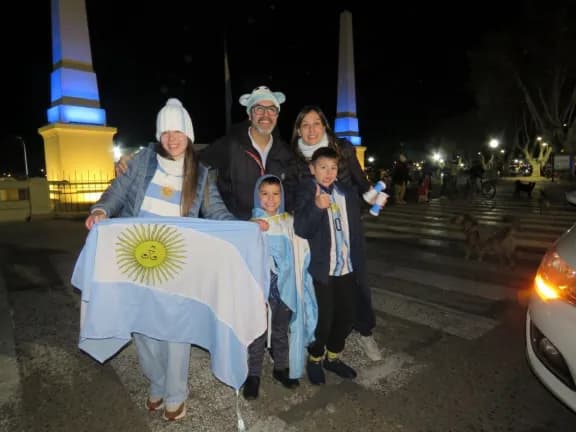 A pesar del frío, Gualeguaychú celebró el triunfo de la Selección Argentina - imagen de origen