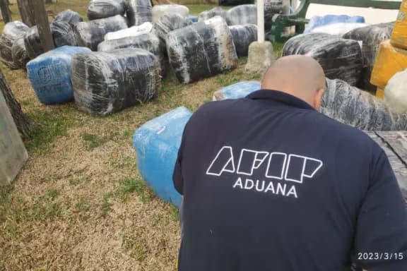 Contrabando de neumáticos: imputaron a exjefe policial e involucran a expiloto de TC - imagen de origen