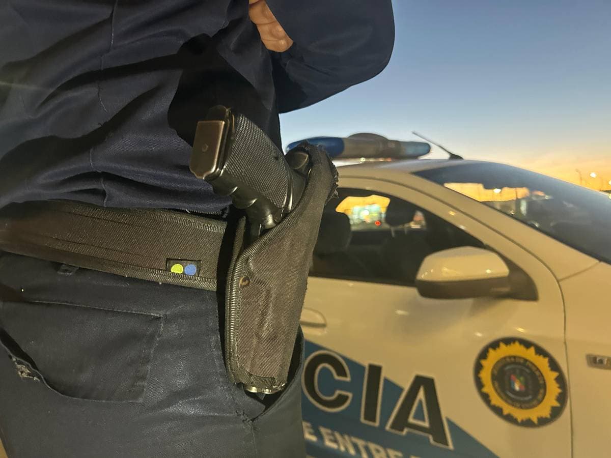 Dos allanamientos por un robo terminaron con el secuestro de celulares, una garrafa y otros elementos - imagen de origen