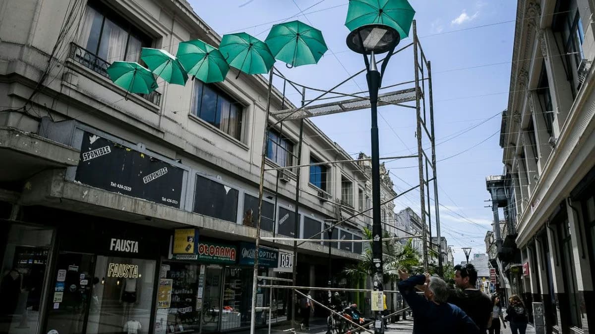 Se pueden ver los paraguas en el centro de Paraná.