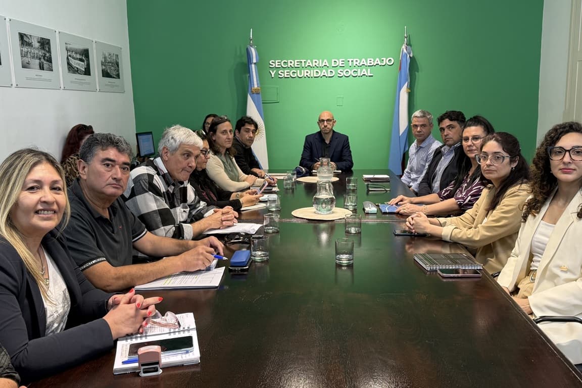 El Gobierno decreta aumento a docentes entrerrianos y fija un sueldo inicial de $910.000 - Dos Florines - imagen de origen