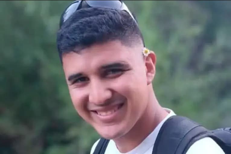 Joven que sobrevivió a trágico incendio recibió la noticia del nacimiento de su hijo mientras continúa su recuperación - imagen de origen