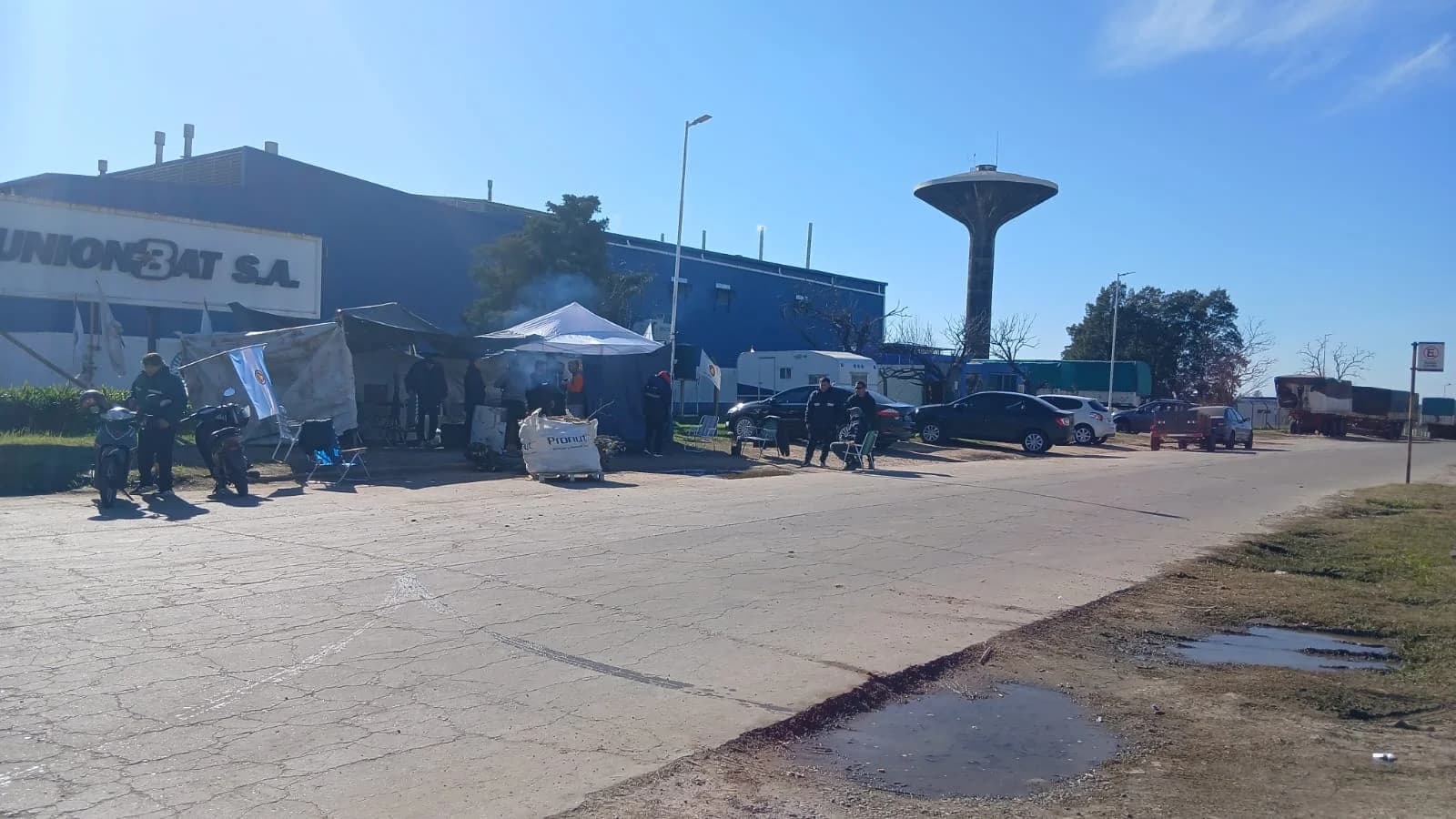Los 100 trabajadores despedidos de Unión Bat seguirán acampando fuera de la fábrica hasta que se solucione su situación - imagen de origen
