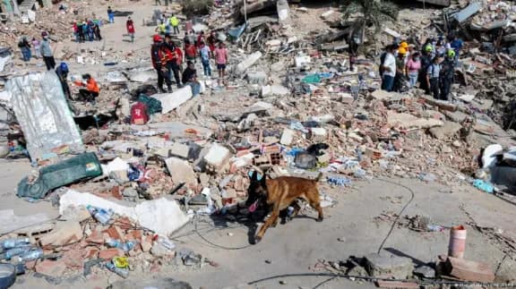 Bomberos de Gualeguay en Venezuela: "Se sienten golpes bajo los escombros, sabemos que hay gente ahí" - imagen de origen