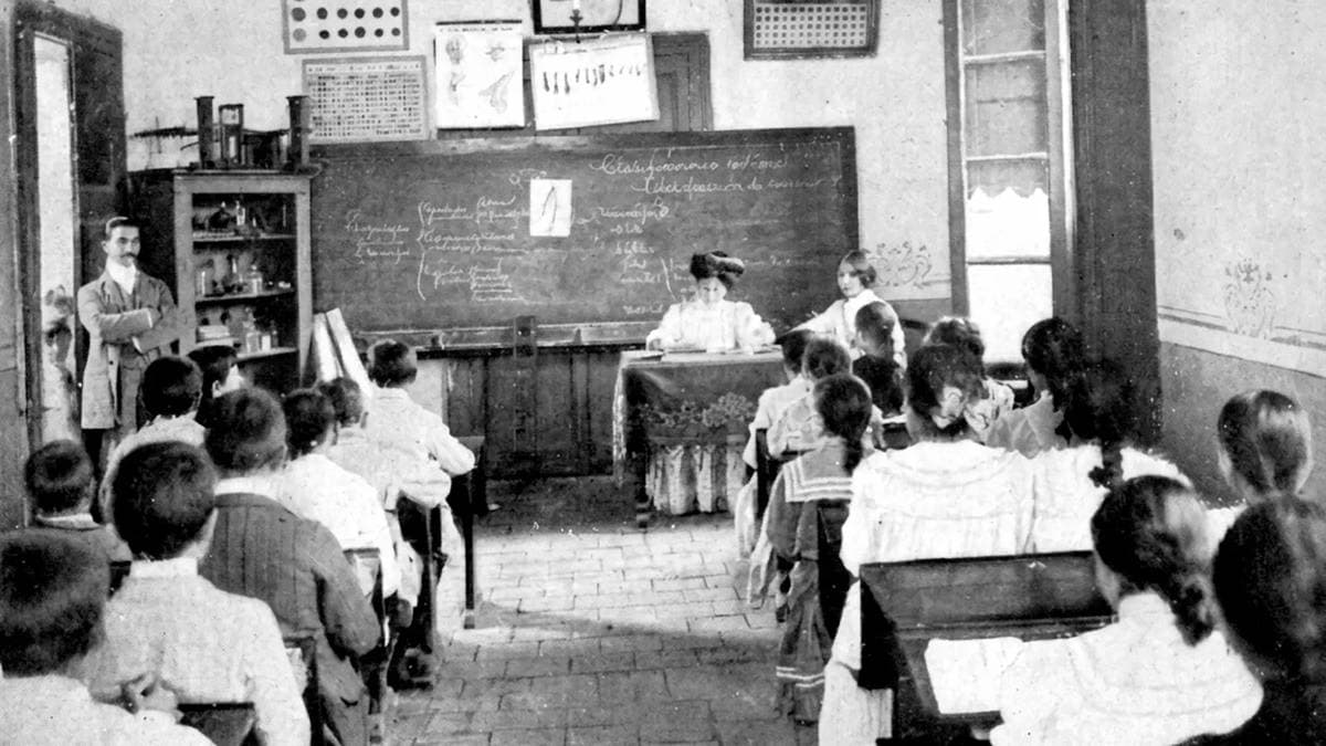 Ser maestra: la profesión que dio autonomía económica y estatus a las mujeres - imagen de origen