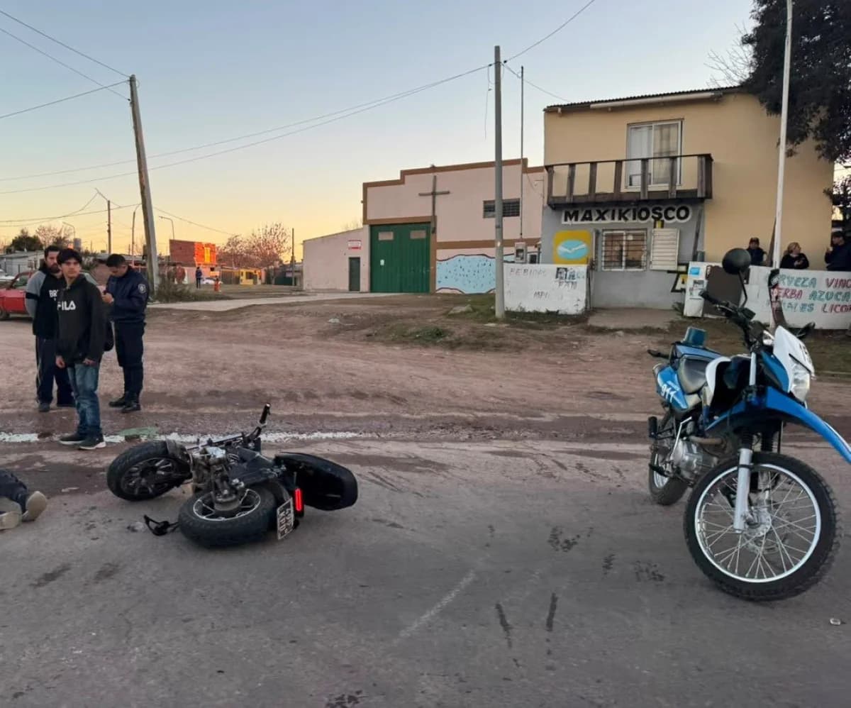Siniestro vial entre una moto y un Renault 12 en Frondizi y Millán - imagen de origen