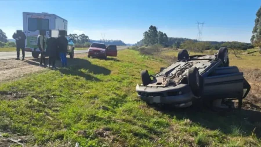 Una mujer resultó lesionada al despistar y volcar con su auto en la Autovía Artigas | Análisis - imagen de origen