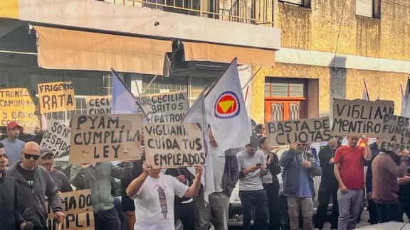 Basta de ajustes y despidos - imagen de origen