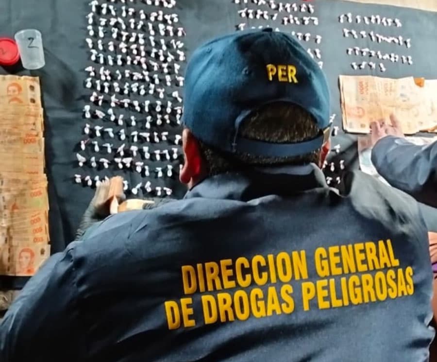 Narcomenudeo, Lomas del Mirador II, a solo cuatro días del último golpe, se volvió a allanar y secuestró cocaína y casi $1 millón. - imagen de origen