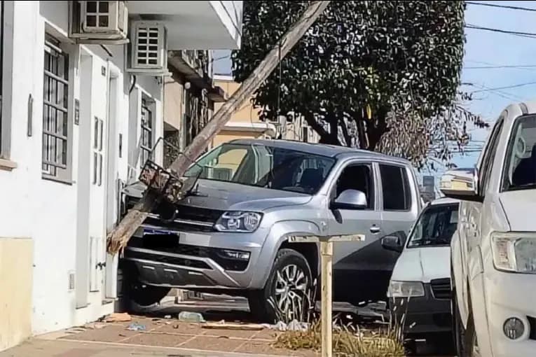 Perdió el control de la camioneta y se incrustó contra una vivienda - imagen de origen