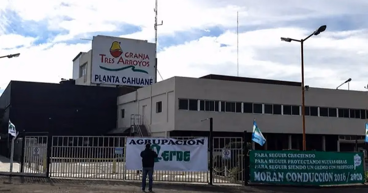 El gobierno de Axel Kicillof ordenó la reincorporación de 1200 empleados despedidos de Granja Tres Arroyos - imagen de origen