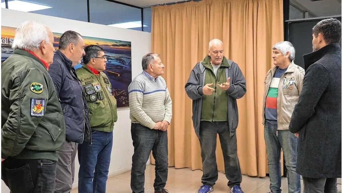 Veteranos de Malvinas visitaron el Túnel Subfluvial y donaron una bandera en homenaje a los 649 héroes - imagen de origen