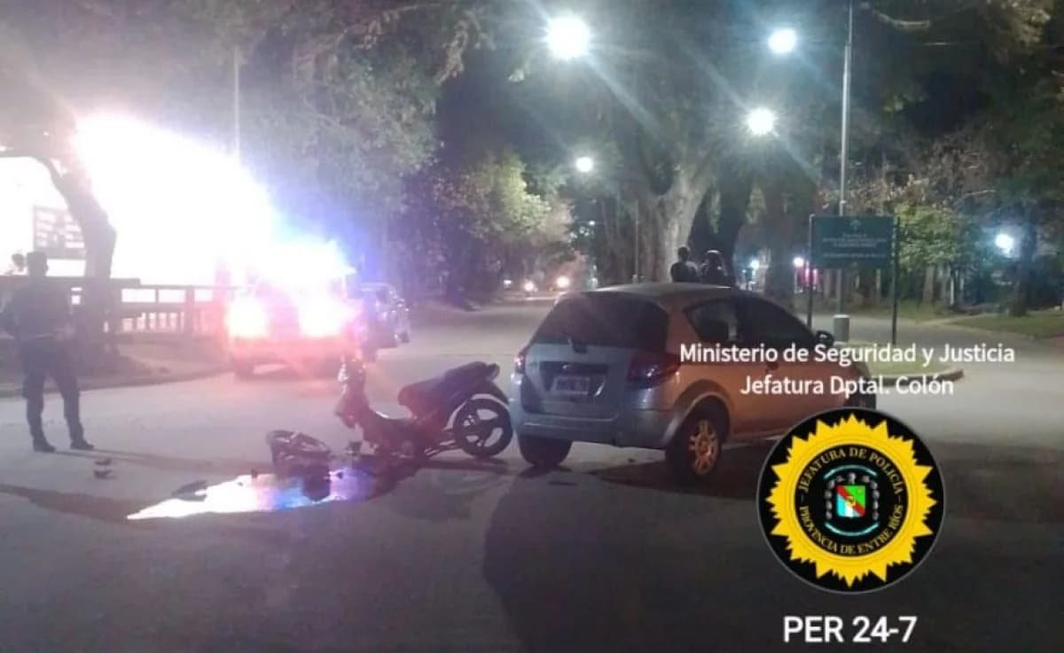 Un motociclista sufrió graves lesiones tras un choque con un automóvil en Colón - imagen de origen
