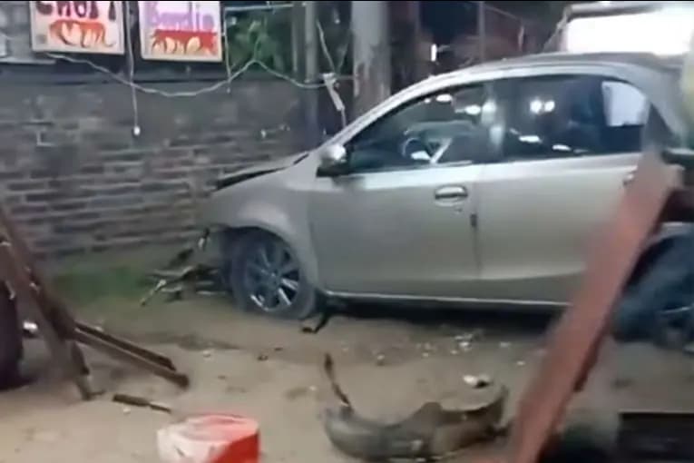 Fuerte accidente en Paraná: un auto se subió a la vereda y chocó un puesto de comida - imagen de origen
