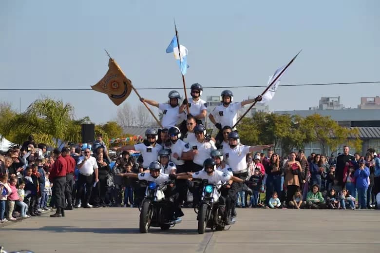 La Brigada Blanca de la Policía Federal Argentina dará una exhibición en el desfile del 9 de Julio - imagen de origen