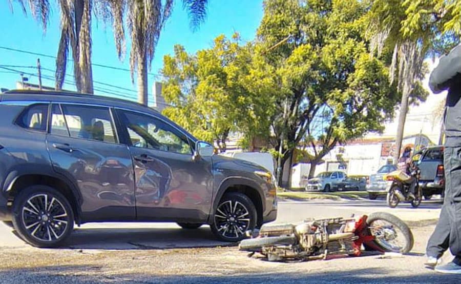 Un lesionado: Chocaron una moto y una camioneta en bulevar Díaz Vélez - imagen de origen