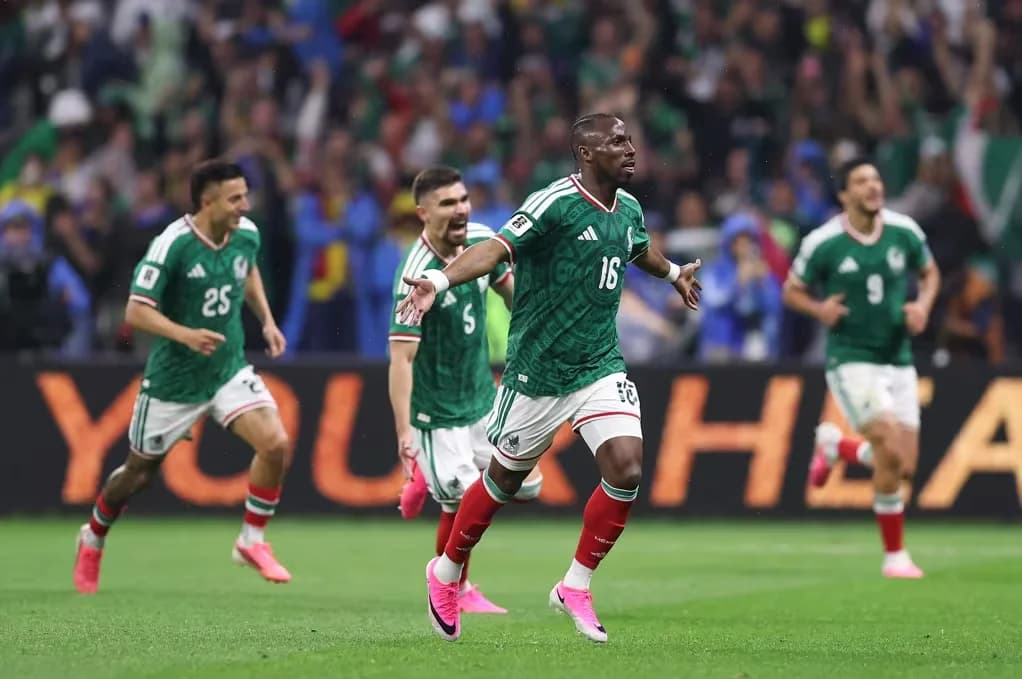 México hizo valer la localía, venció a Ecuador y se metió en los octavos de final del Mundial - imagen de origen