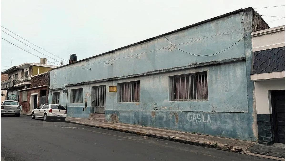 “Está muy abandonado”: comenzó la recuperación del histórico Club Comunicaciones tras el desalojo - imagen de origen