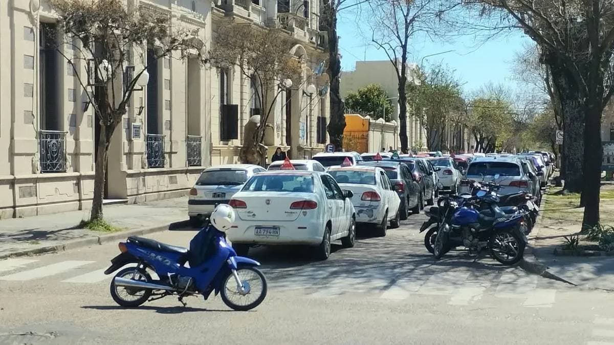 Presentaron un proyecto de ordenanza para unificar la regulación de remises, taxis y aplicaciones de transporte - imagen de origen