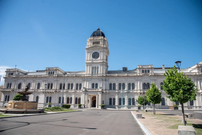 El gobierno provincial convocó a estatales y docentes a mesa paritaria - imagen de origen