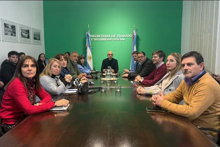 El Gobierno y los gremios estatales retoman hoy la paritaria salarial en Entre Ríos - imagen de origen