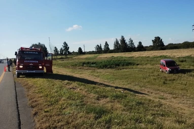 Un utilitario terminó en el cantero central de la Autovía 14 tras un despiste en Ceibas - imagen de origen