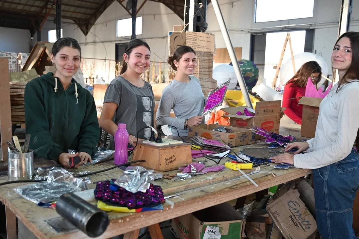 El Desfile de Carrozas se encamina a una nueva edición llena de talento e ingenio estudiantil - imagen de origen