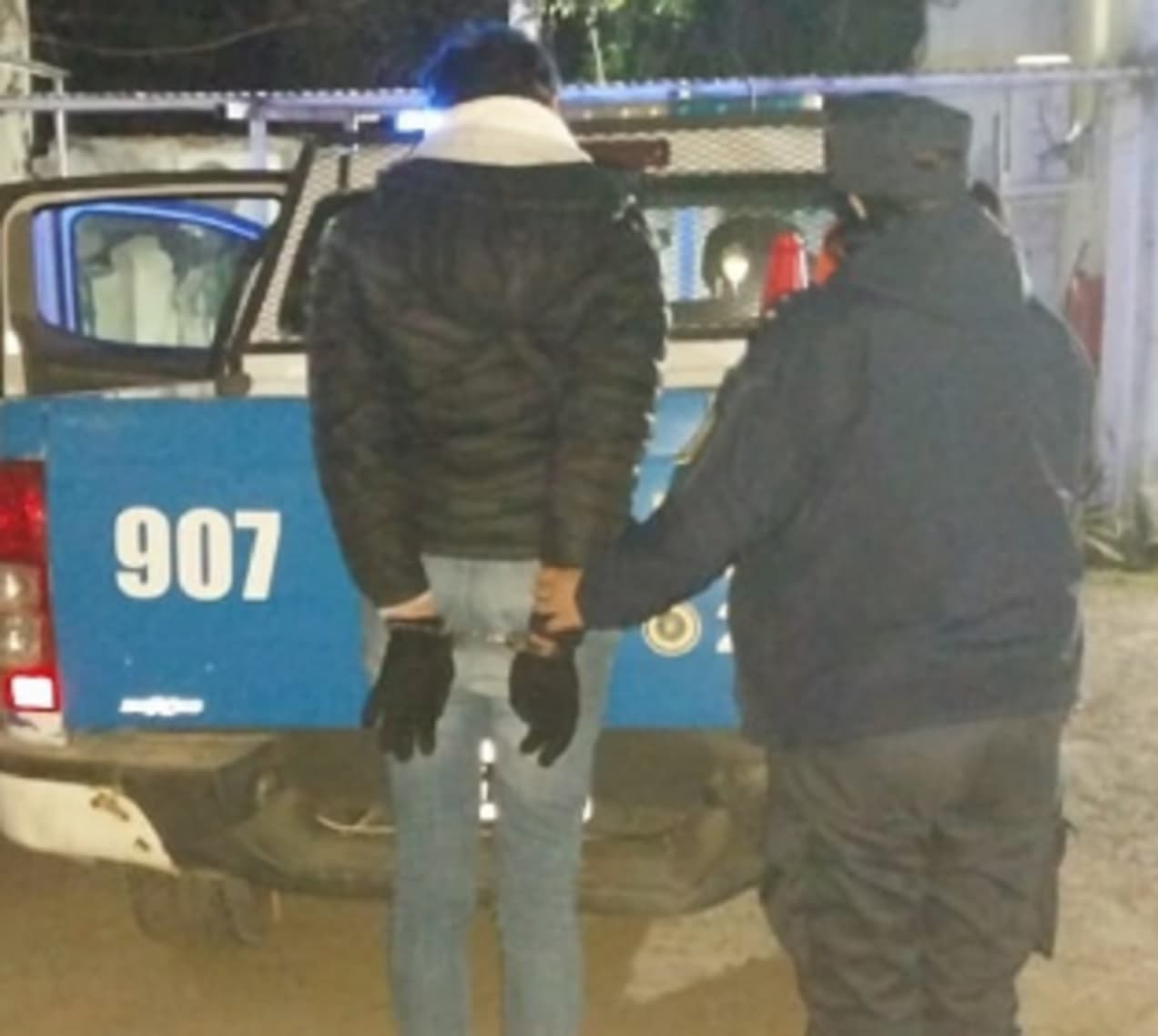 San Benito: mujer arrojó piedras contra ventanas de una vivienda y golpeó un automóvil - imagen de origen
