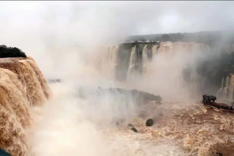 Video: las Cataratas del Iguazú multiplicaron su caudal y ofrecen un espectáculo impactante - imagen de origen