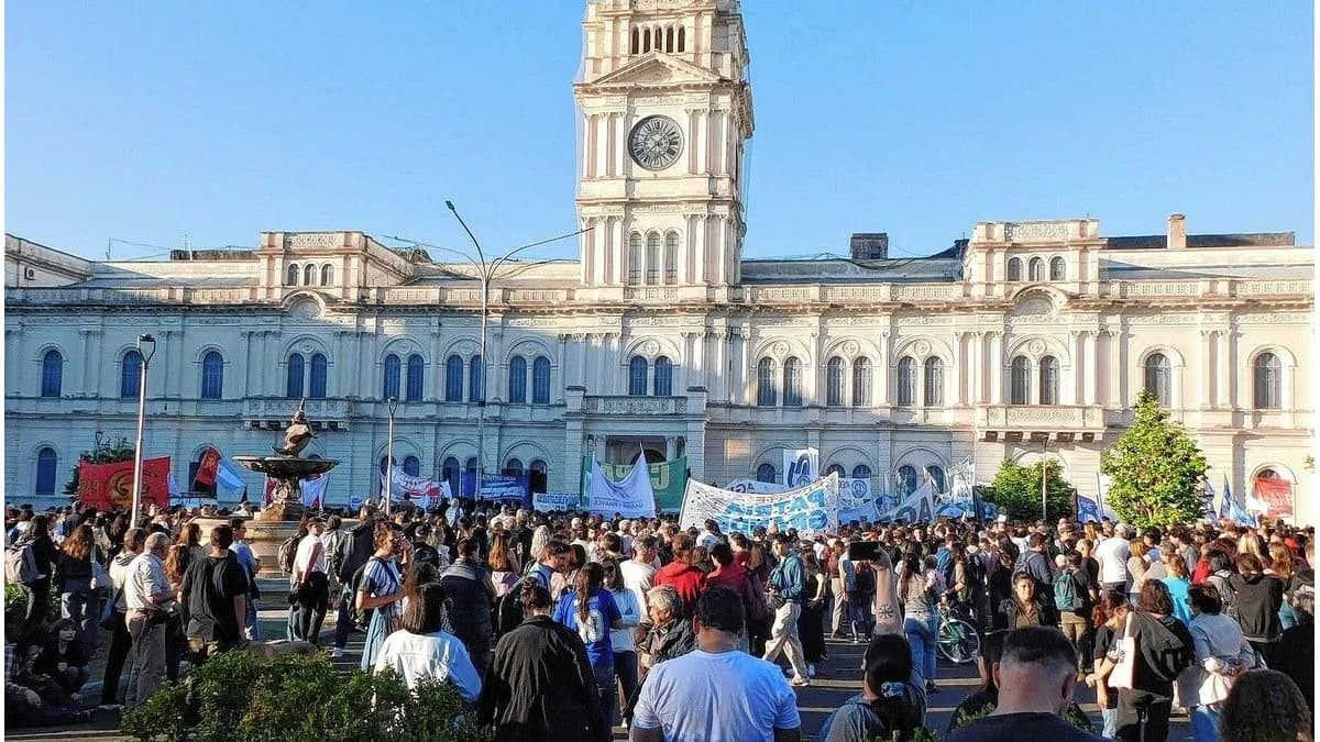 La movilización universitaria terminó en Casa de Gobierno.