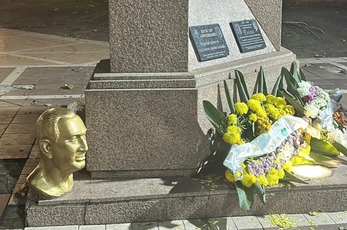 Vandalizaron el busto de Juan Domingo Perón - imagen de origen