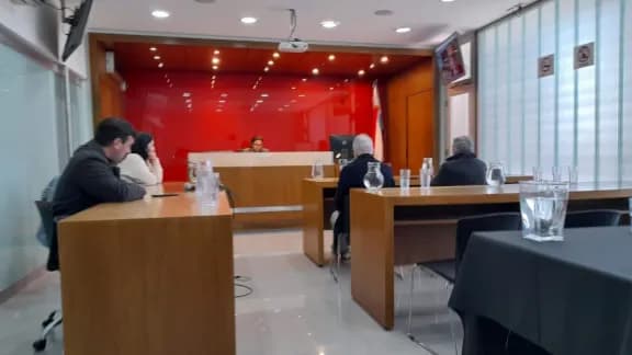 Causa Contratos Truchos: Sustituyen inhibición general por embargos puntuales a la esposa no imputada de un acusado - imagen de origen
